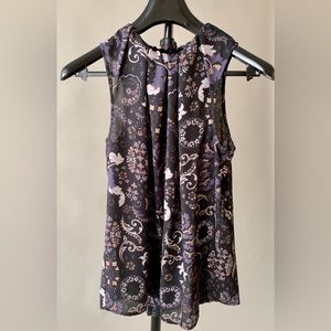 Sleeveless paisley top, in dark colour with delicate motives. Size S-M